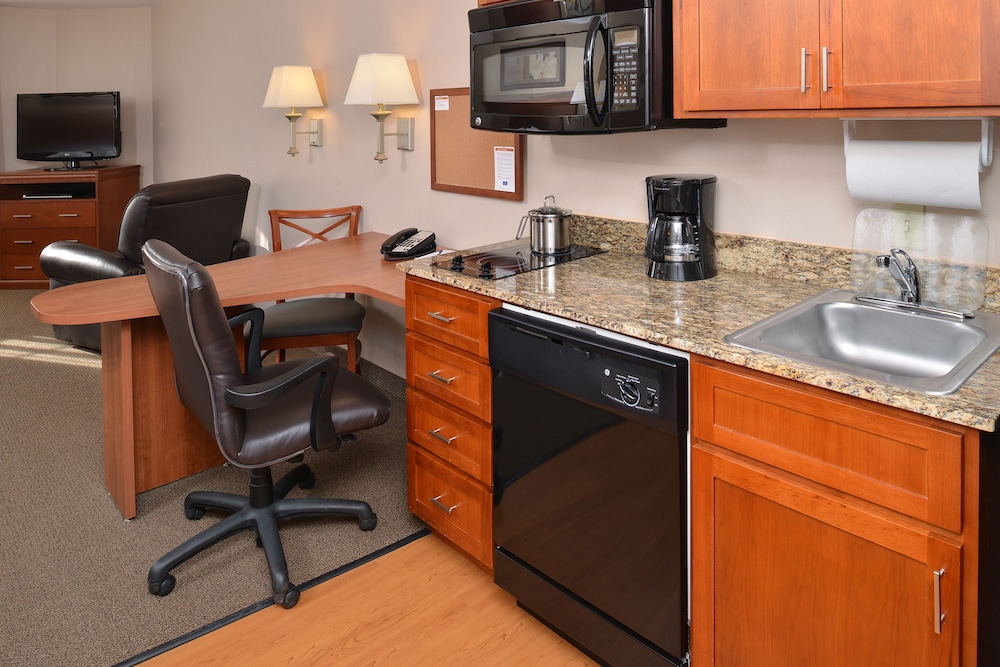 CANDLEWOOD SUITES WILLISTON 66/77