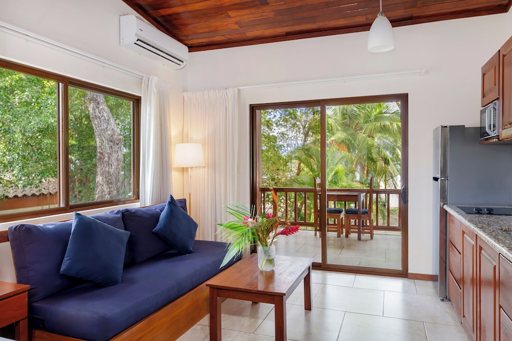 The Coast Beachfront Hotel 31/50