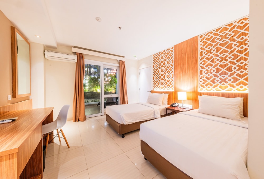 غرفة سوبيريور بسرير مزدوج أو سريرين منفصلين بإطلالة على المسبح بشرفة بغرفة نوم واحدة