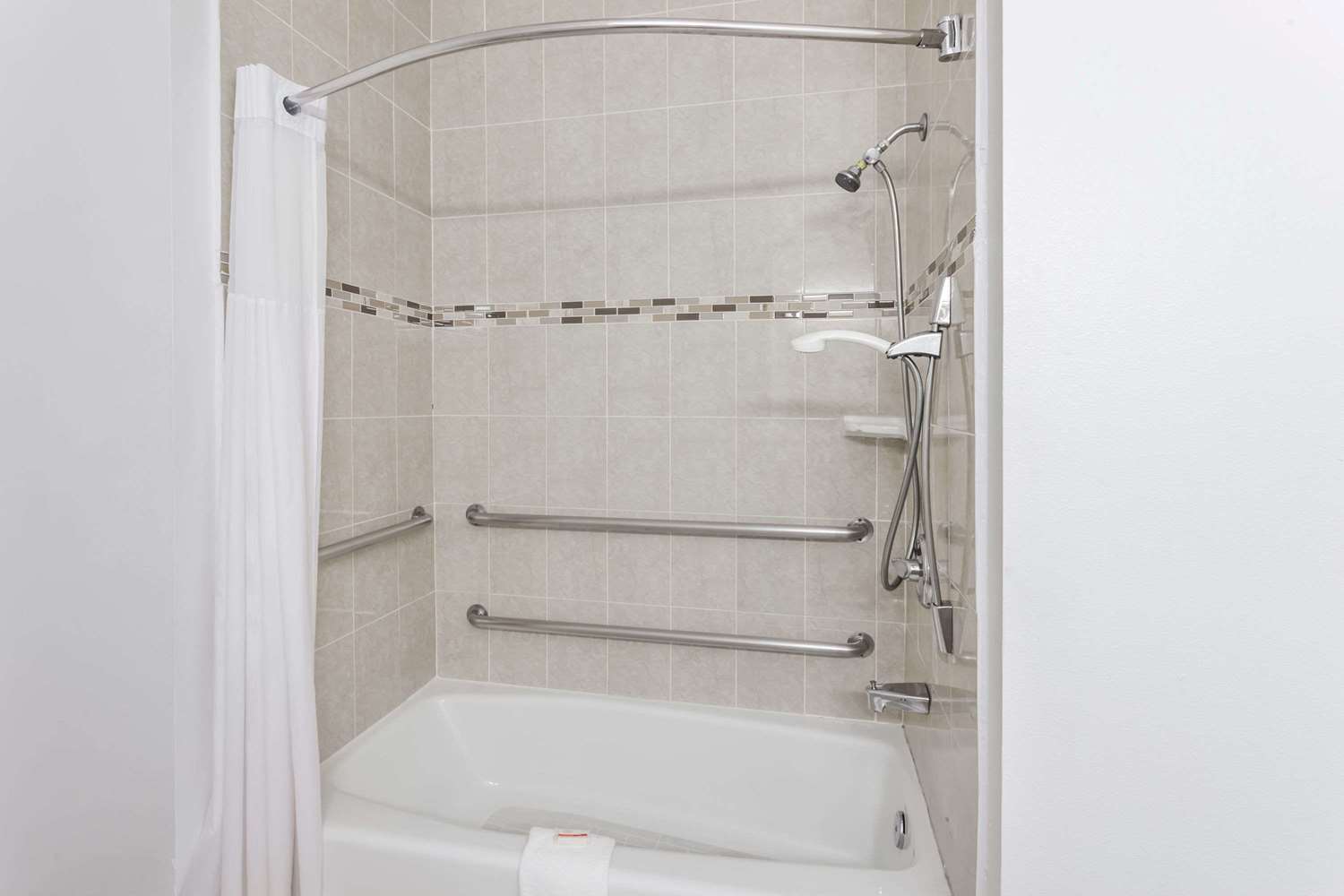 Harbor Inn And Suites 15/17