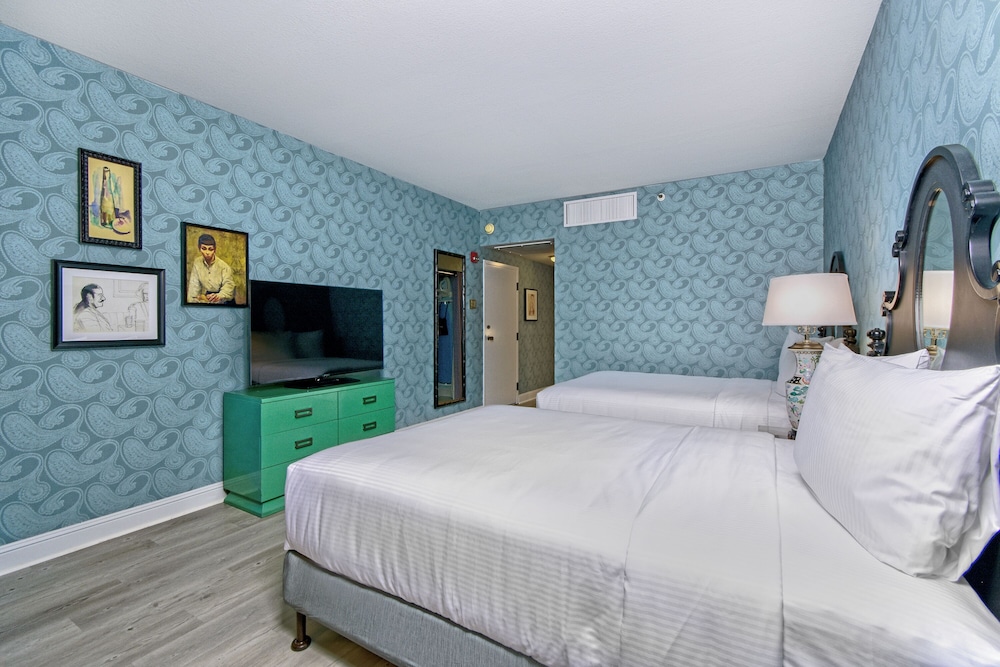 SUPERIOR, QUEEN BED
