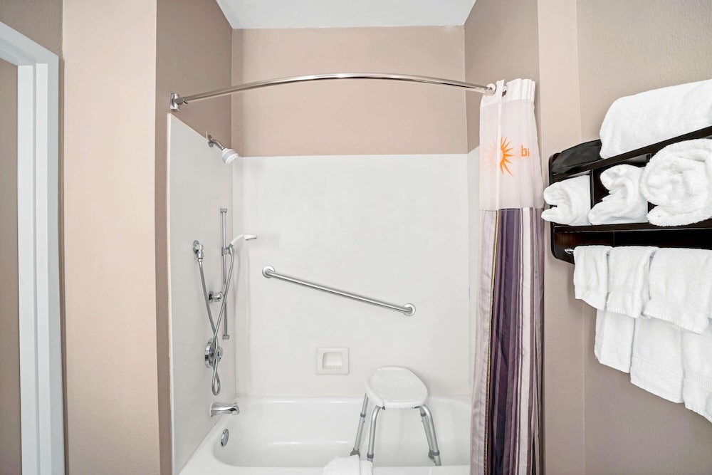 La Quinta Inn & Suites by Wyndham Lebanon 11/37