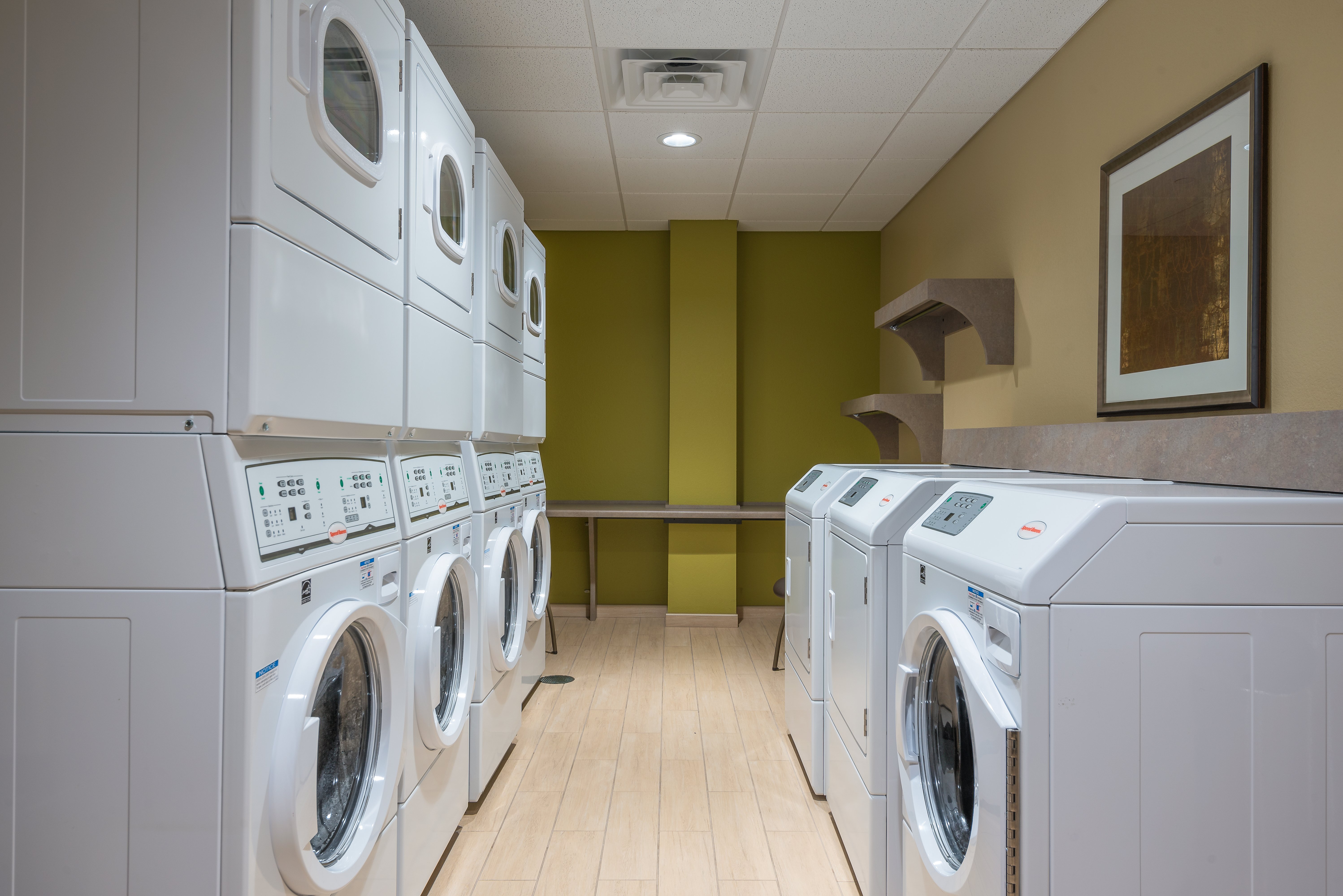 STAYBRIDGE SUITES EAU CLAIRE - ALTOONA 24/67