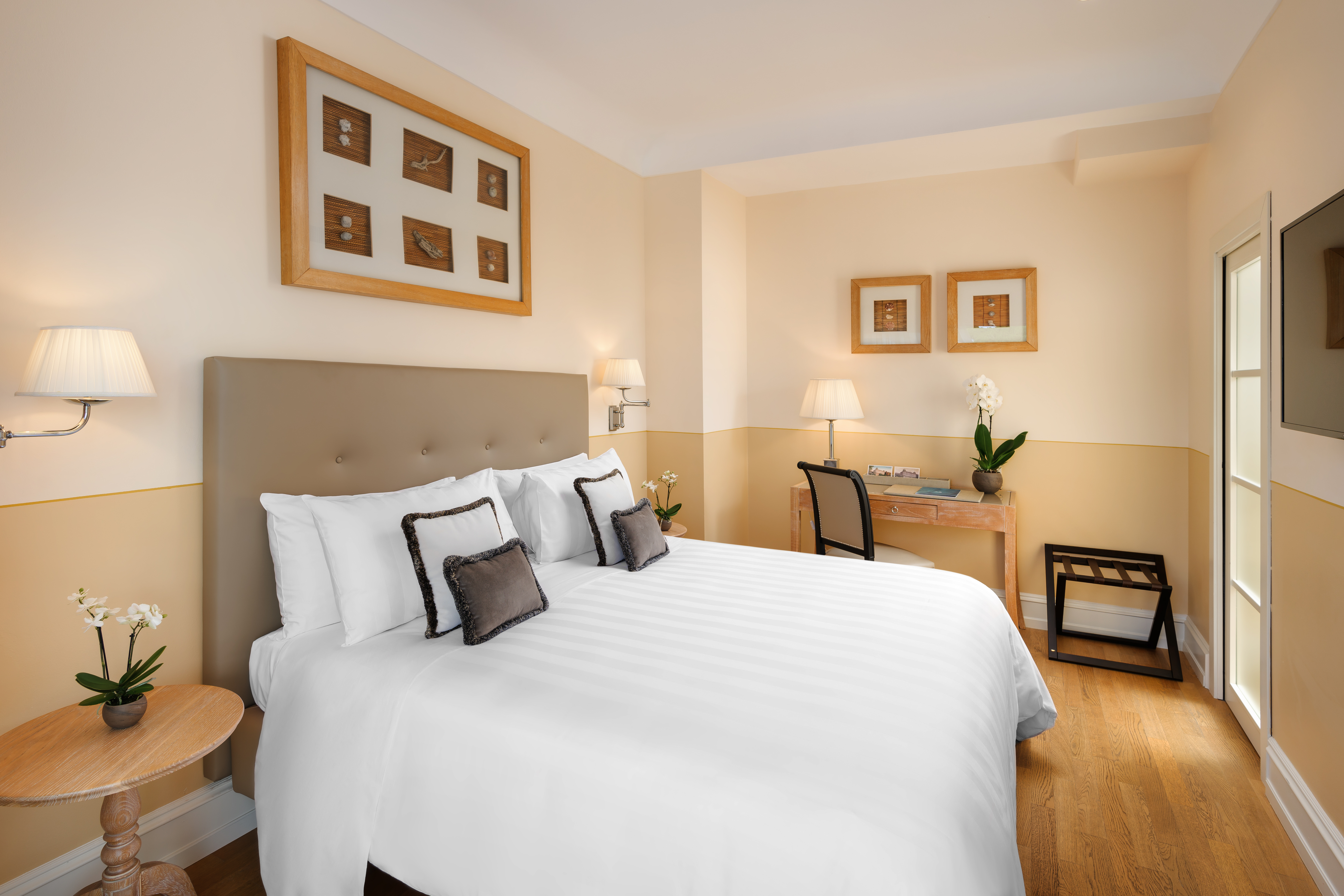 EXECUTIVE, SUITE