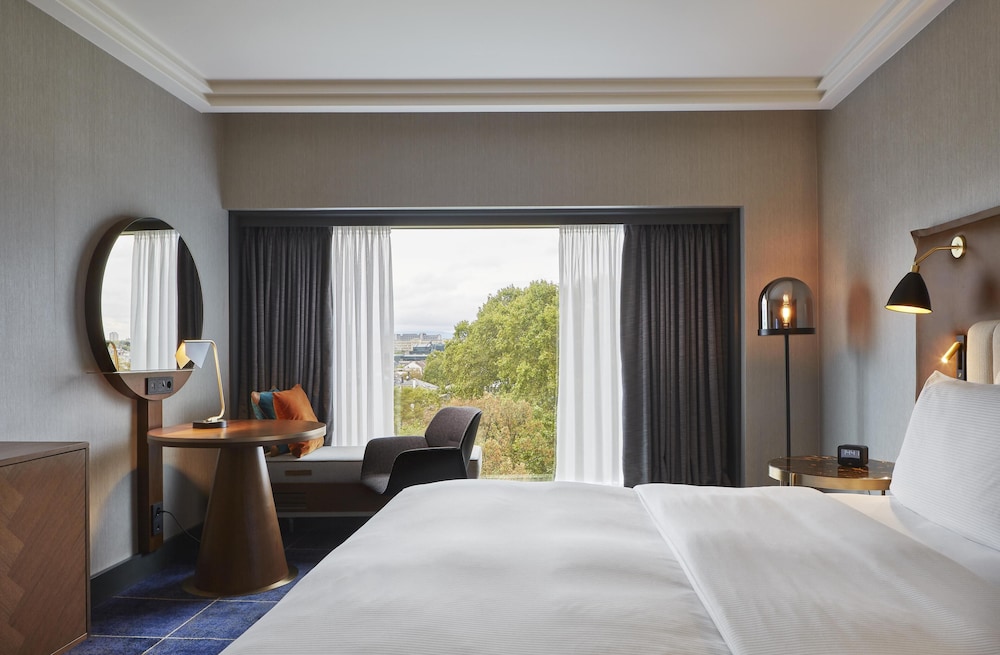 Deluxe, King Bed, City or Park View