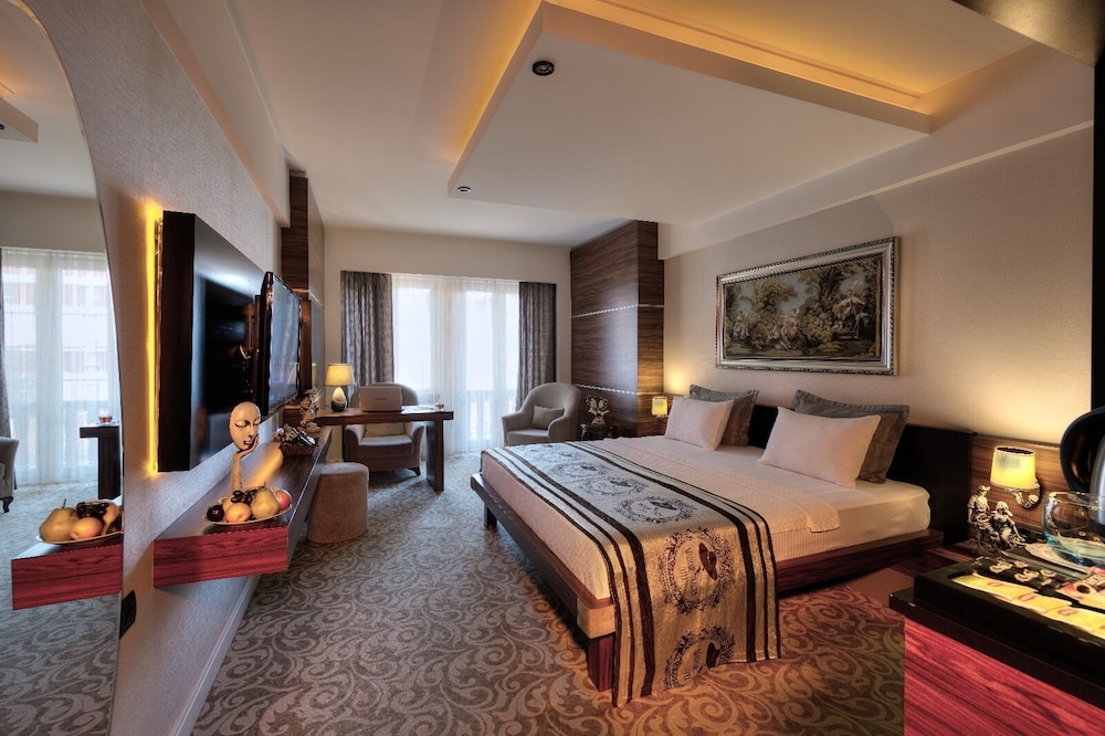 Madame Tadia Hotel 3/43