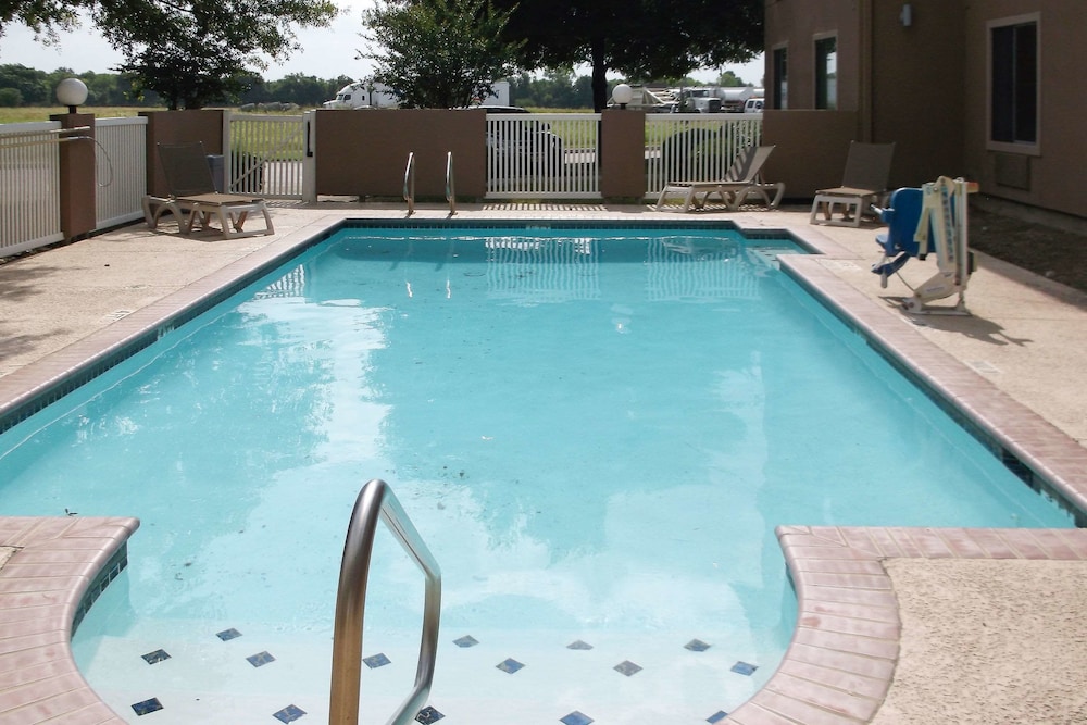 Comfort Inn and Suites Seguin, TX 7/37