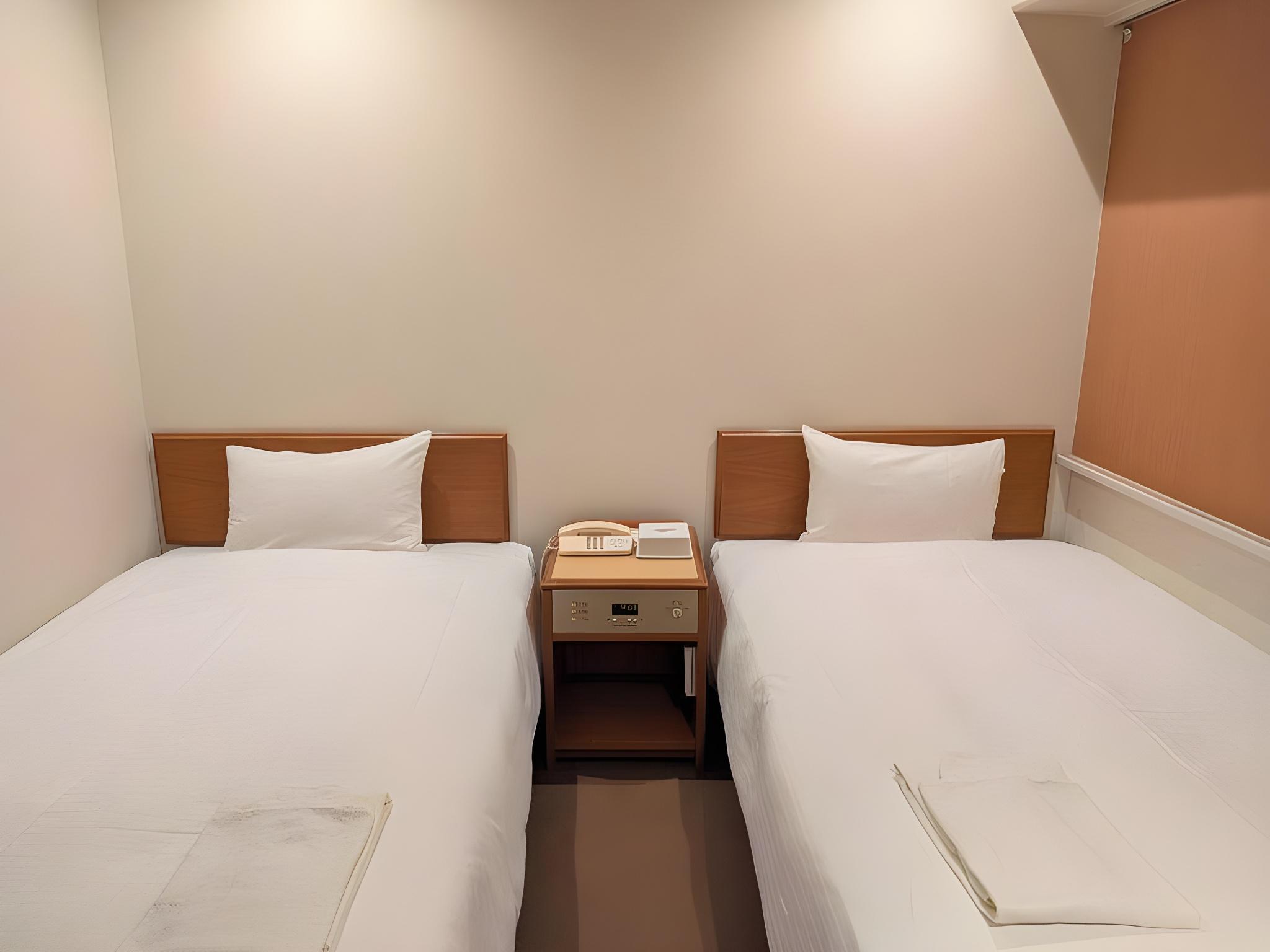 ROOM, TWIN BEDS