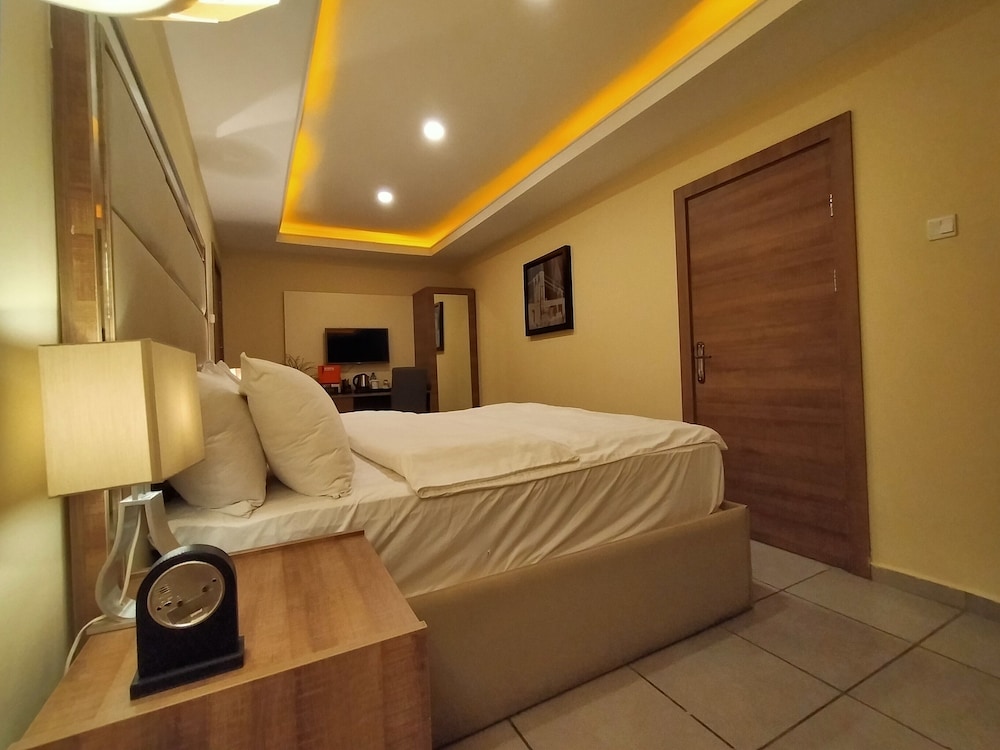 Iris Hotel 24/50