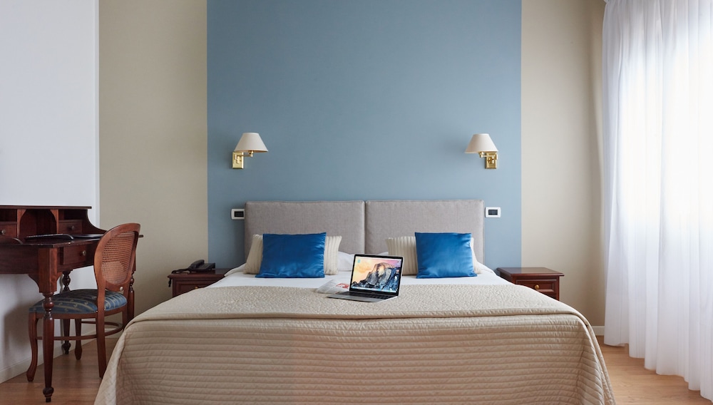 ROOM, SINGLE, DOUBLE BED