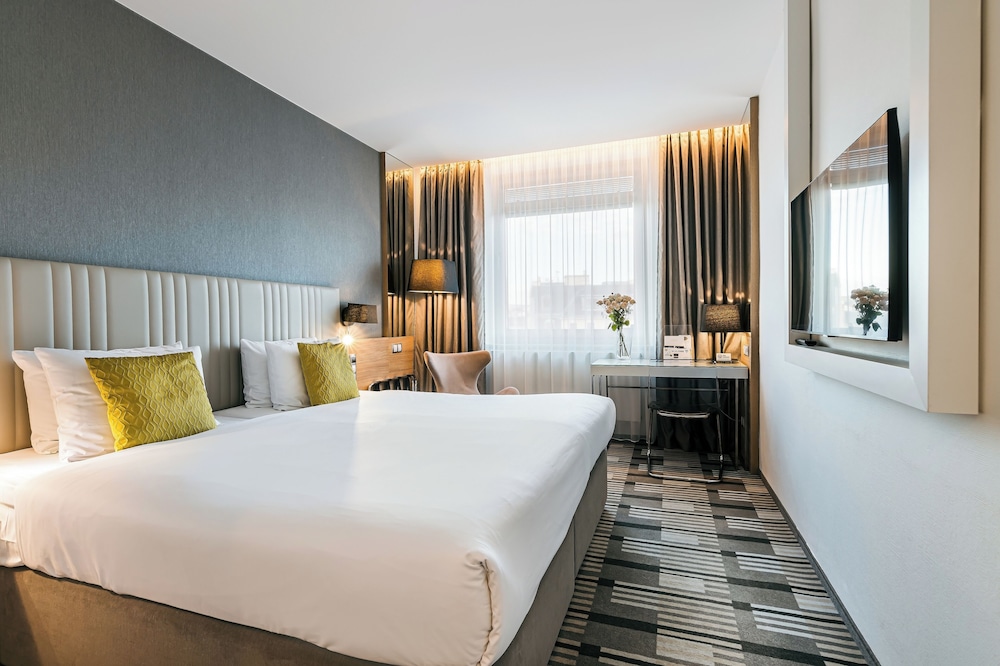 BUSINESS, DOUBLE OR TWIN BED
