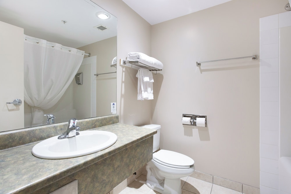 Lakeview Inn & Suites 57/60