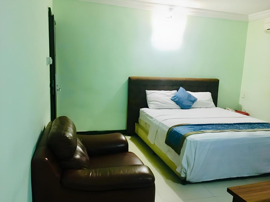 HOME INN HOTEL AND SUITES 9/33