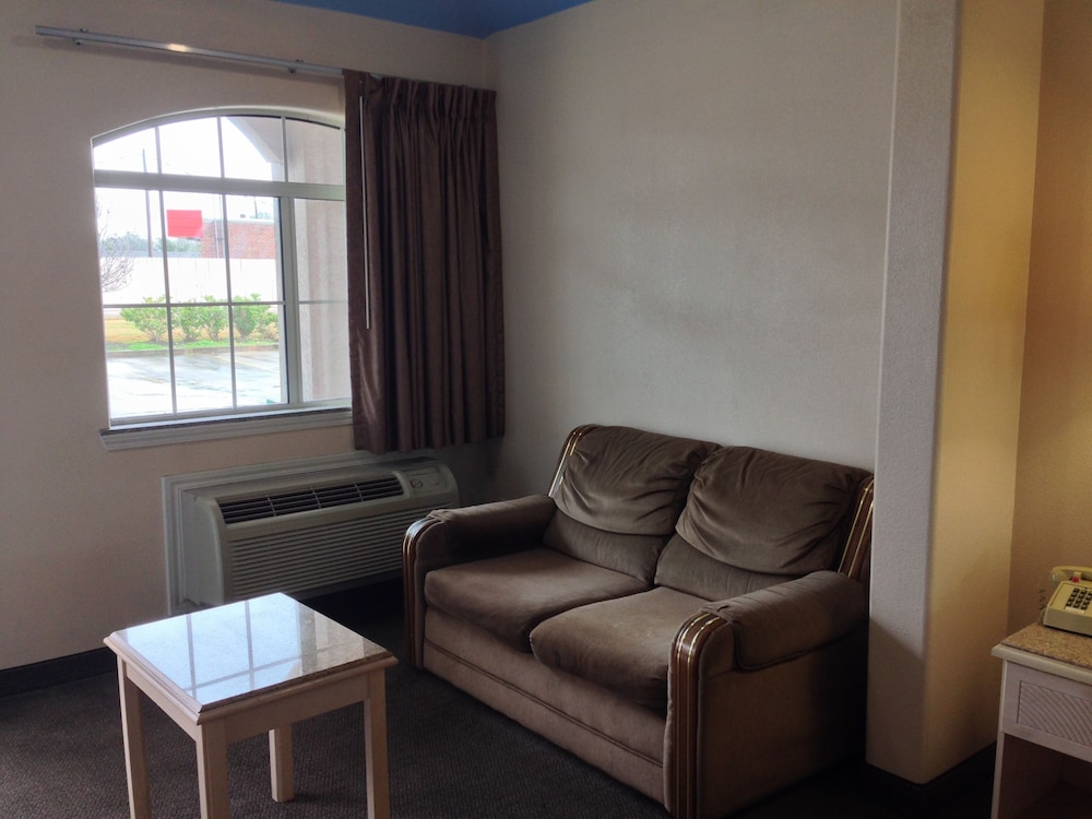 Camelot Inn &amp; Suites Highway 290/NW Freeway 27/36
