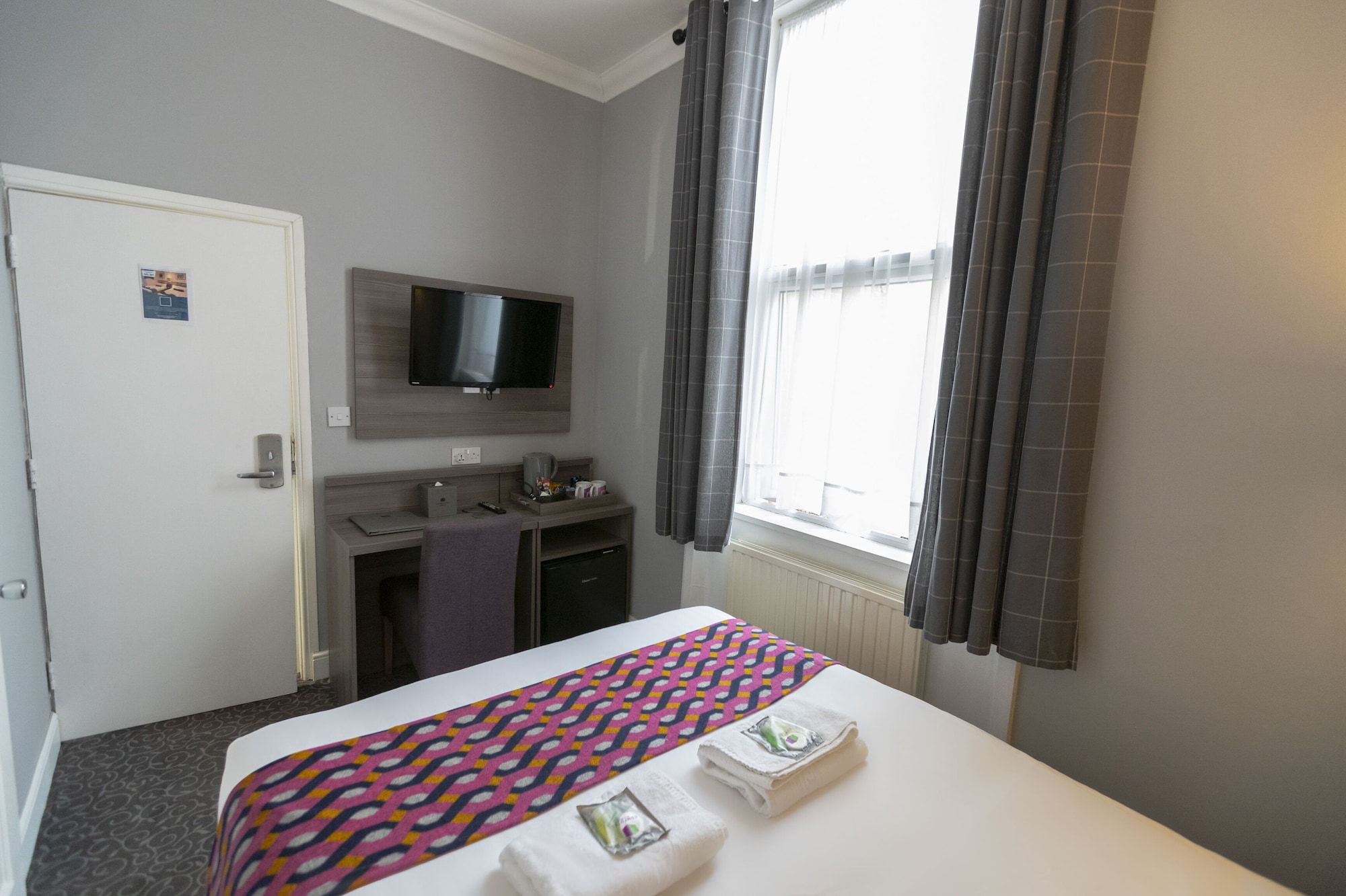 ROOM, DOUBLE BED