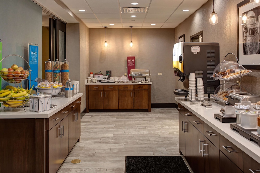 Hampton Inn Suites Wichita Airport Ks 27/35
