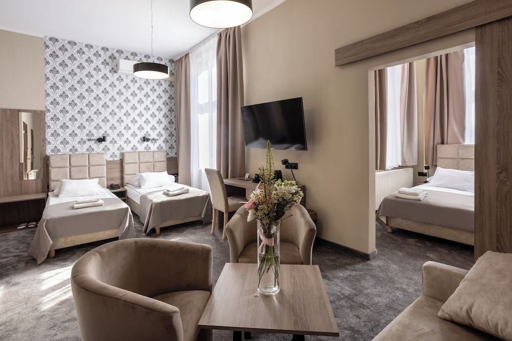 Maksymilian Hotel 52/70