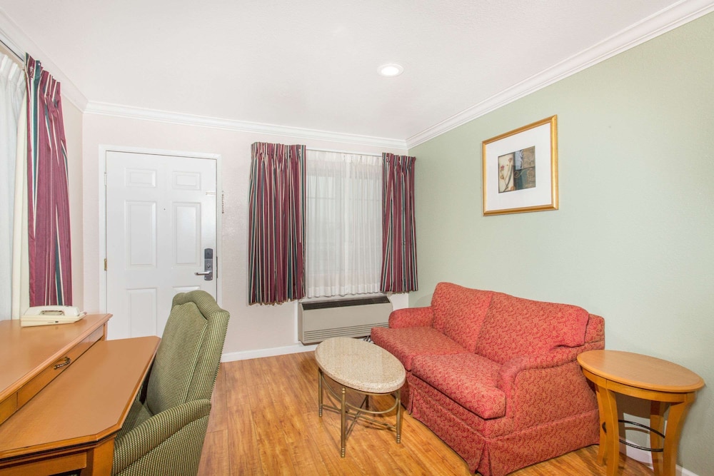 Upper Lake Inn & Suites 18/28