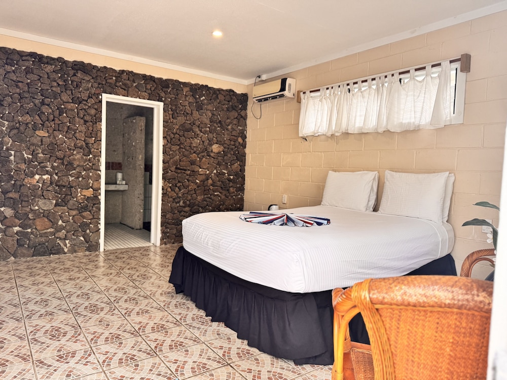 Orator Hotel Samoa 20/65