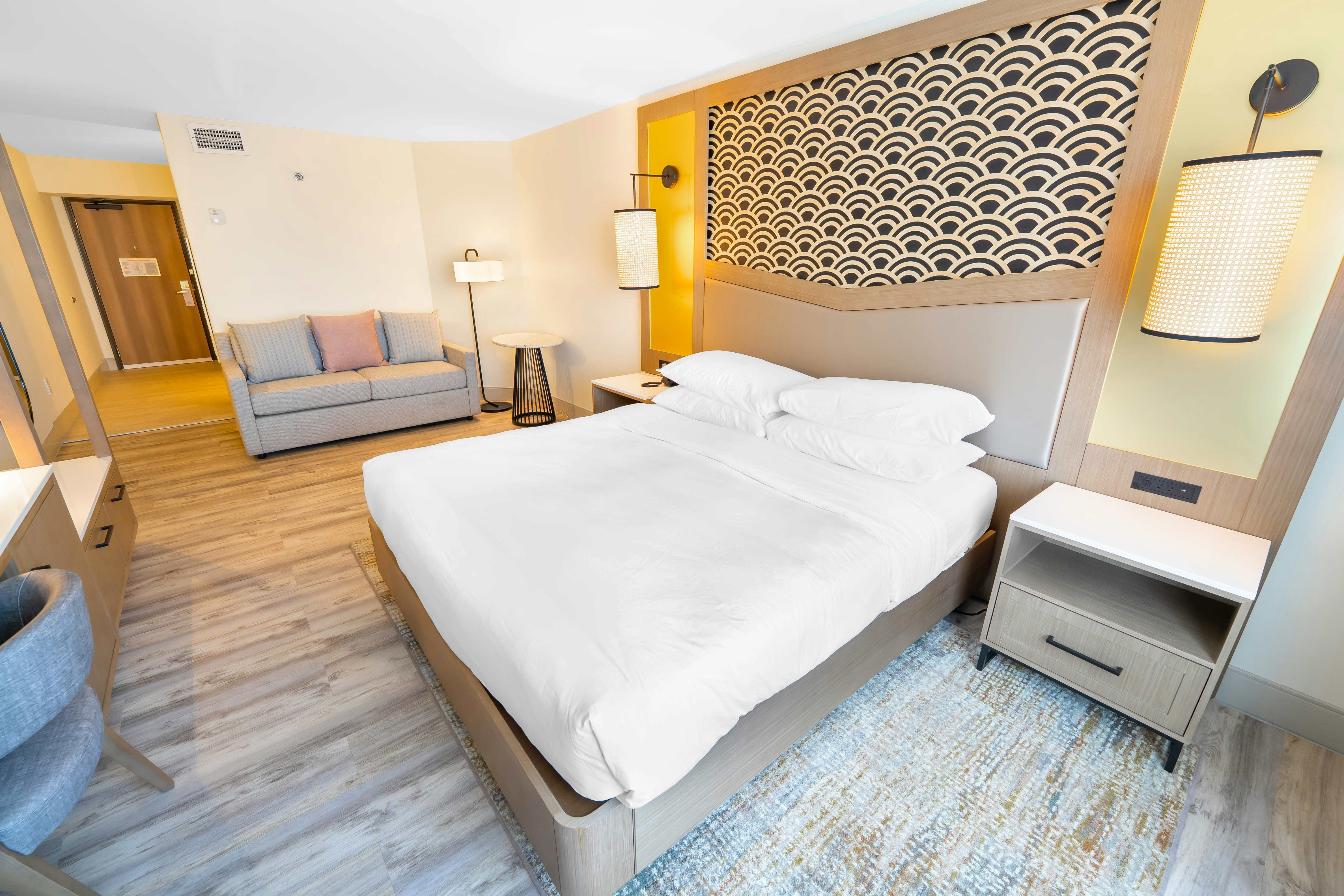 ROOM, KING BED