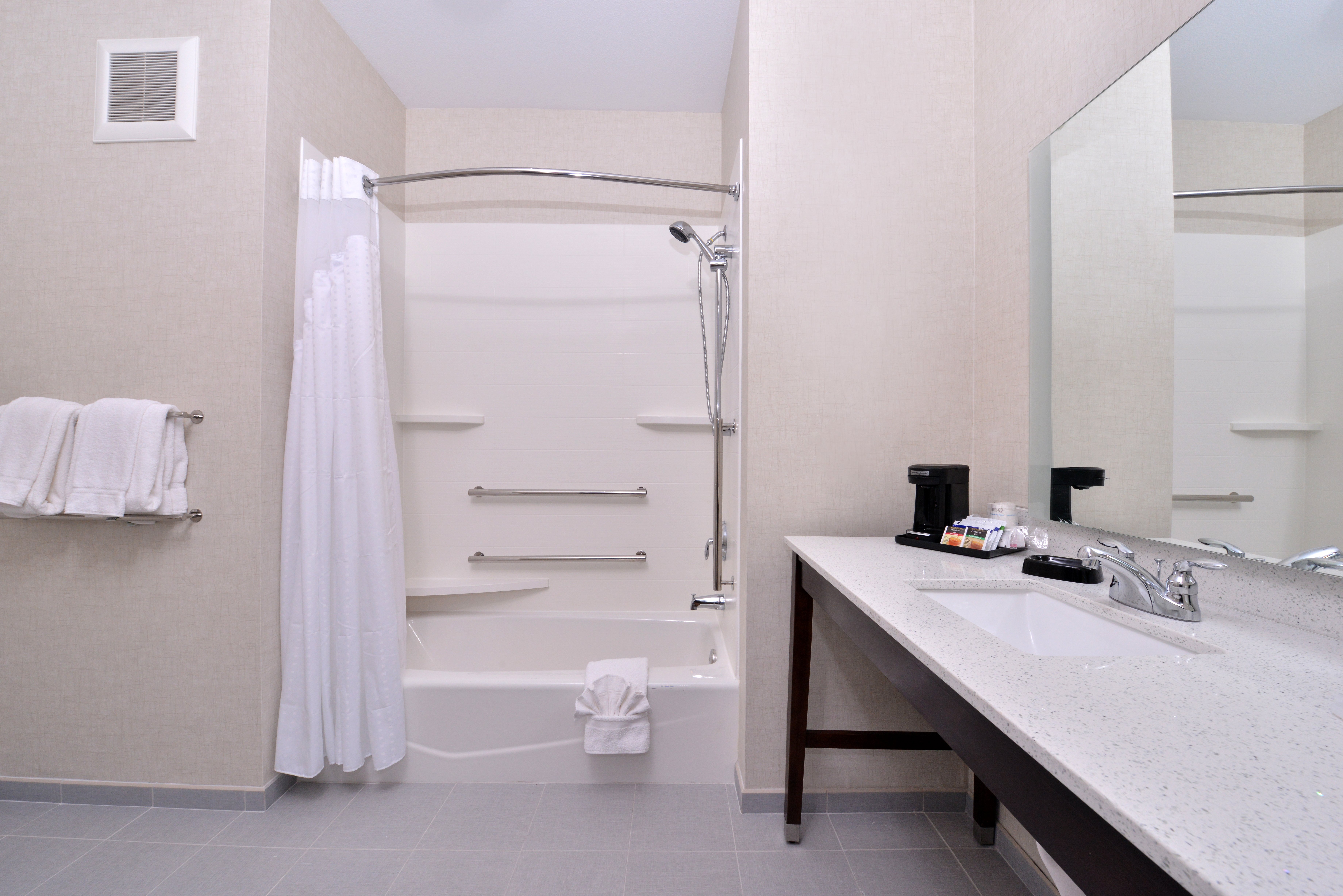 Holiday Inn Express Amp Suitesloma Linda San Bernardino S 62/63