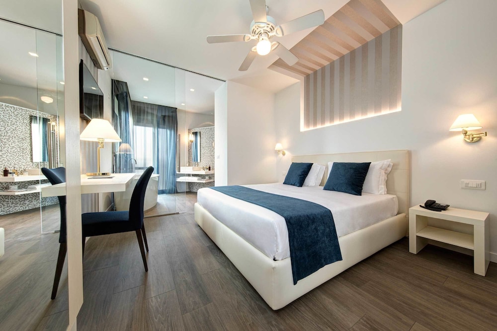 Premium, Suite, Queen Bed, City View, Sofa, Hot Tub