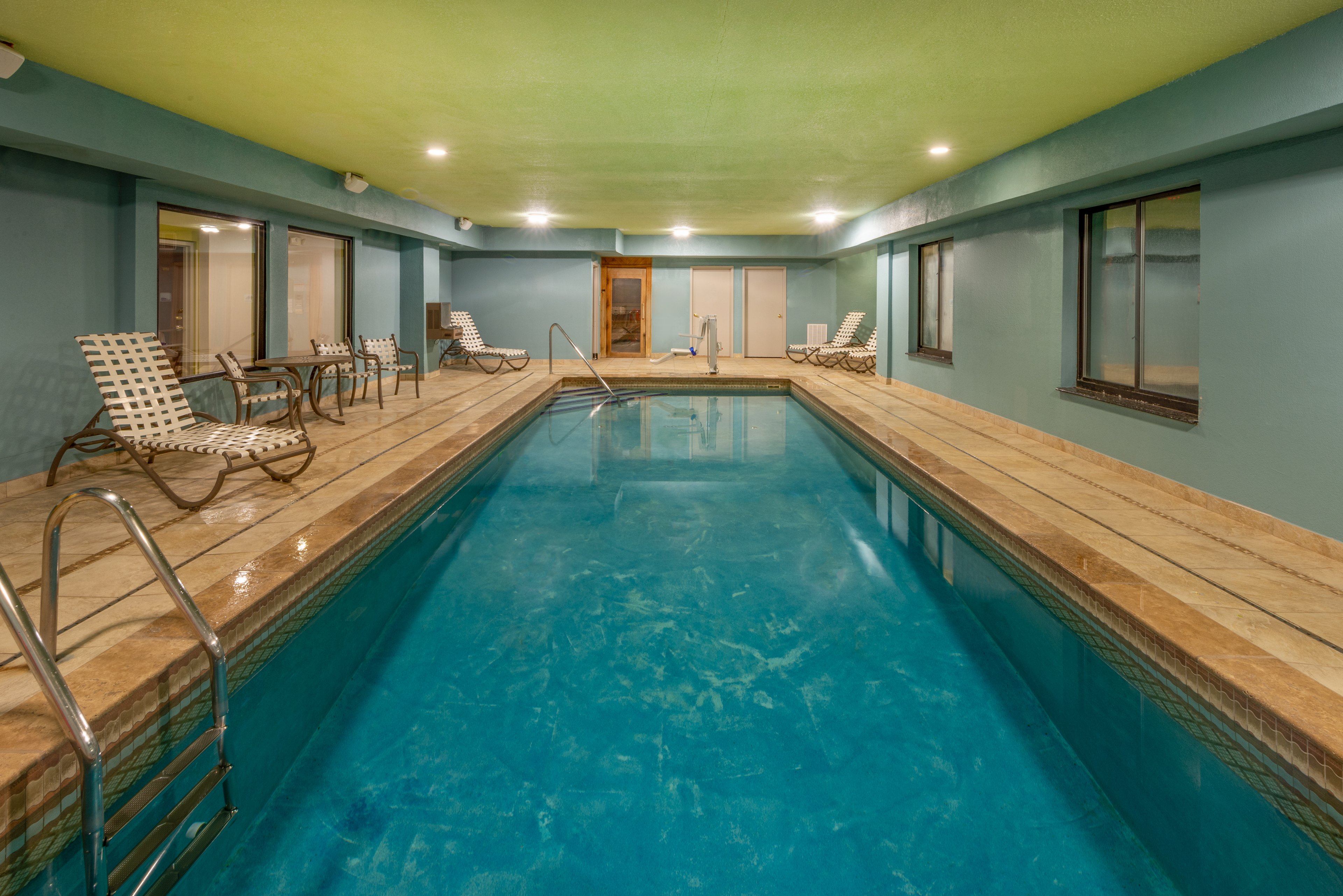 Holiday Inn Express & Suites North East (Erie I-90 Exit 41) 39/60