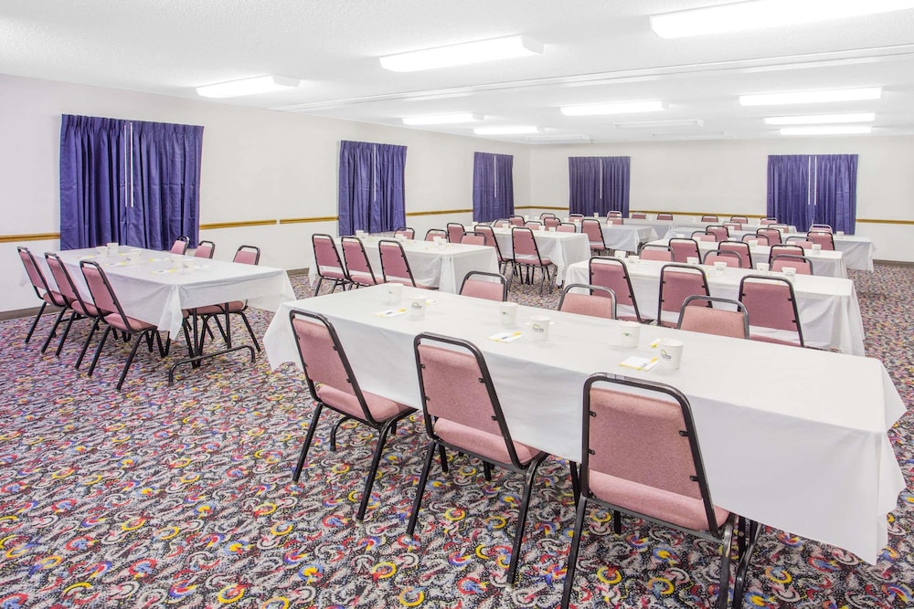 Days Inn by Wyndham Lake Village 32/43