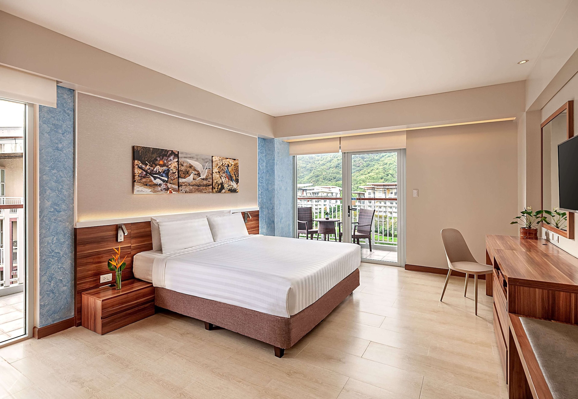 Deluxe, King Bed, Lagoon View, Corner