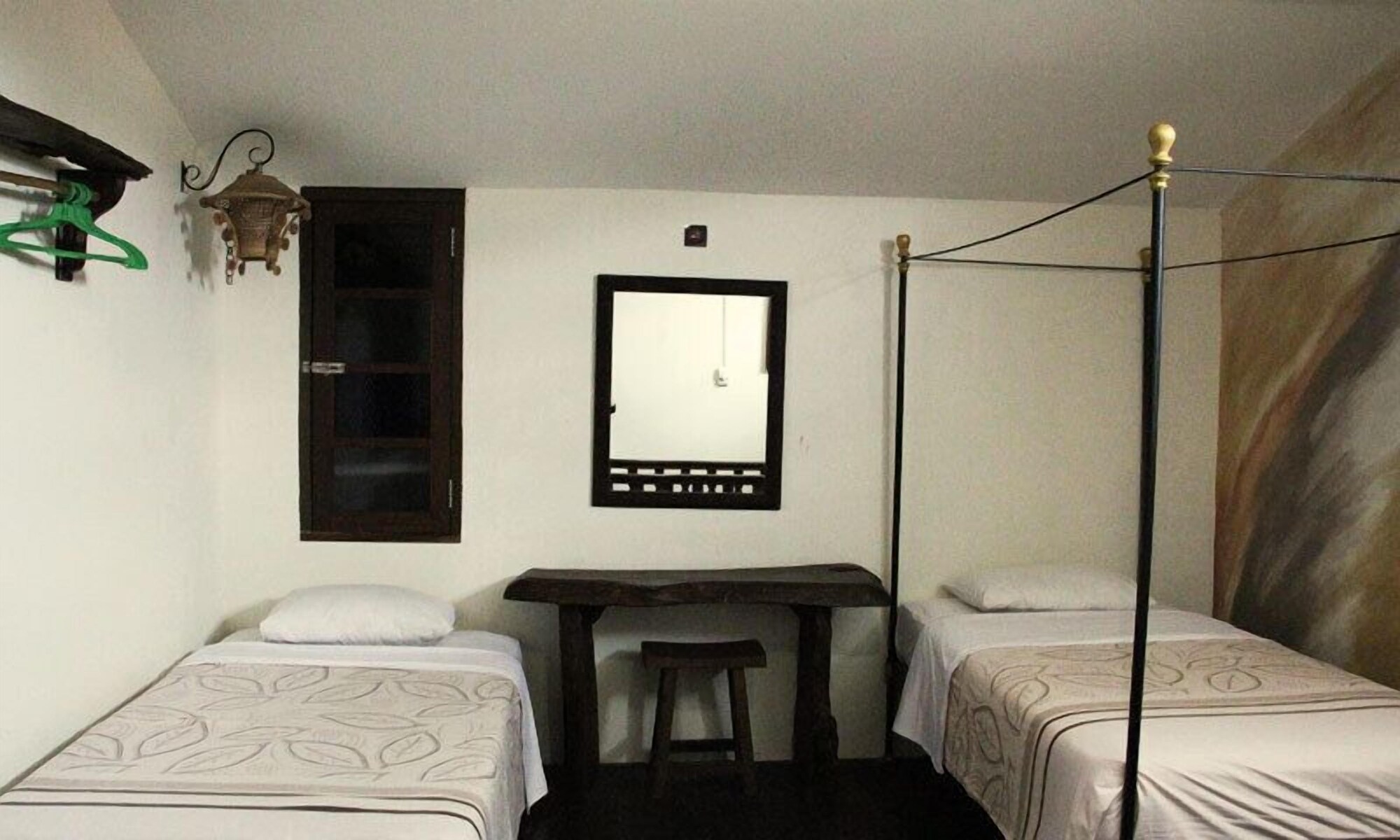 ROOM, TWIN BEDS