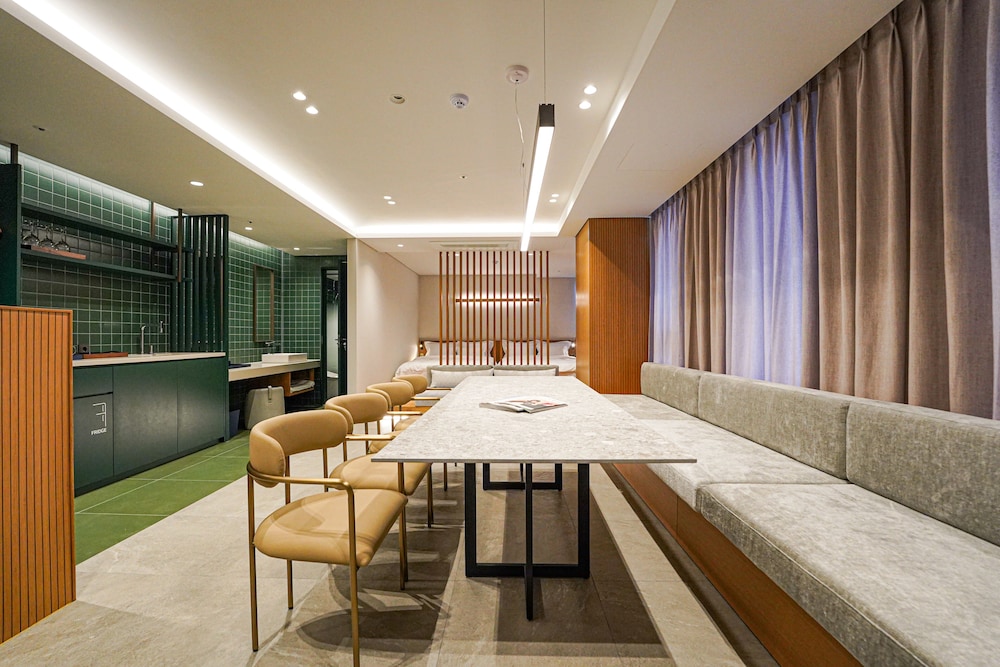 Hotel Ground 27 52/68