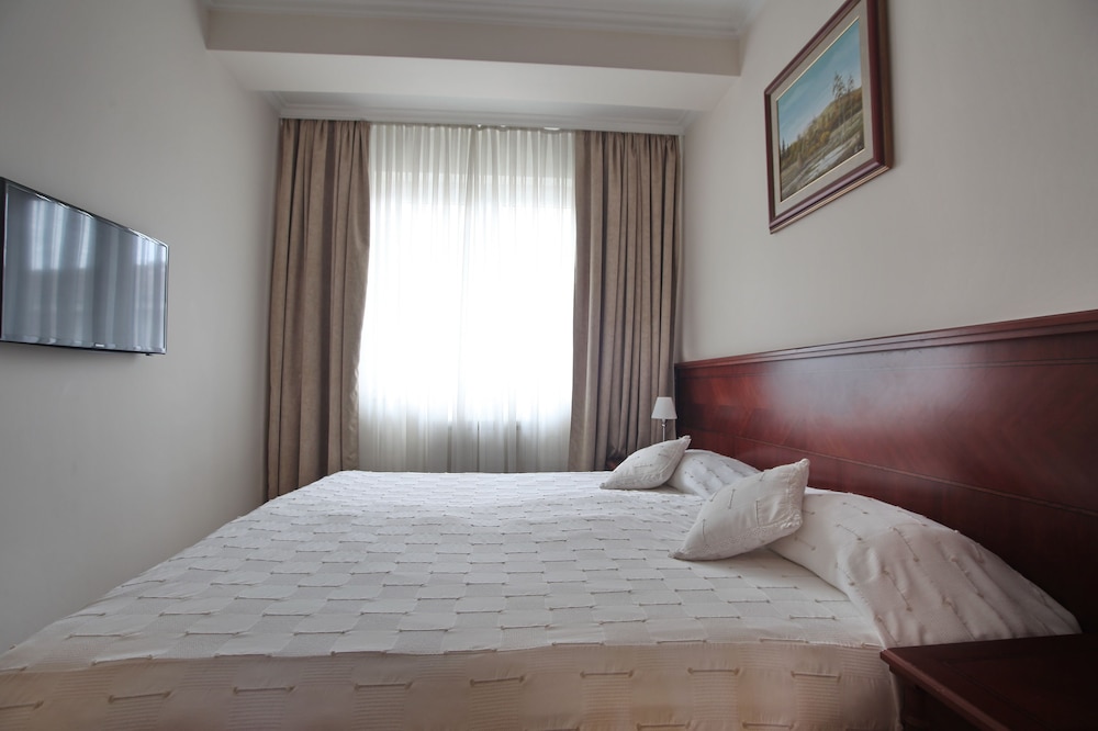 SUPERIOR, DOUBLE OR TWIN BED