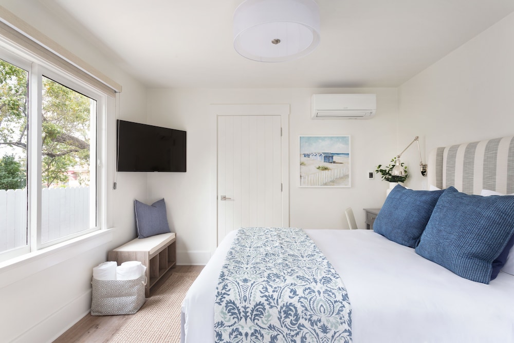 DOWNSTAIRS, STANDARD, QUEEN BED