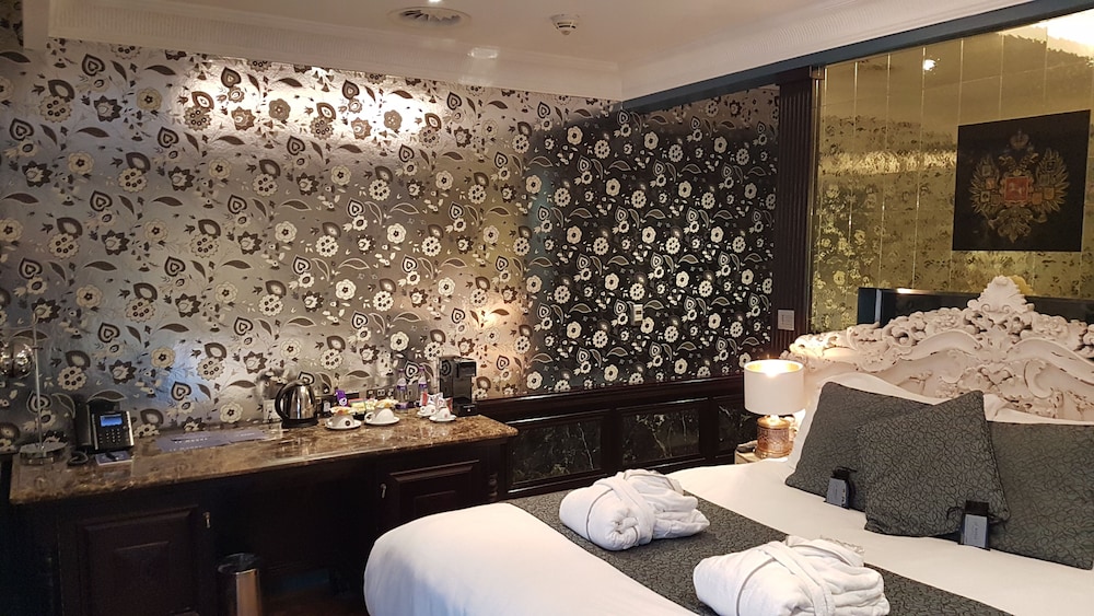Le Monde Hotel 12/50