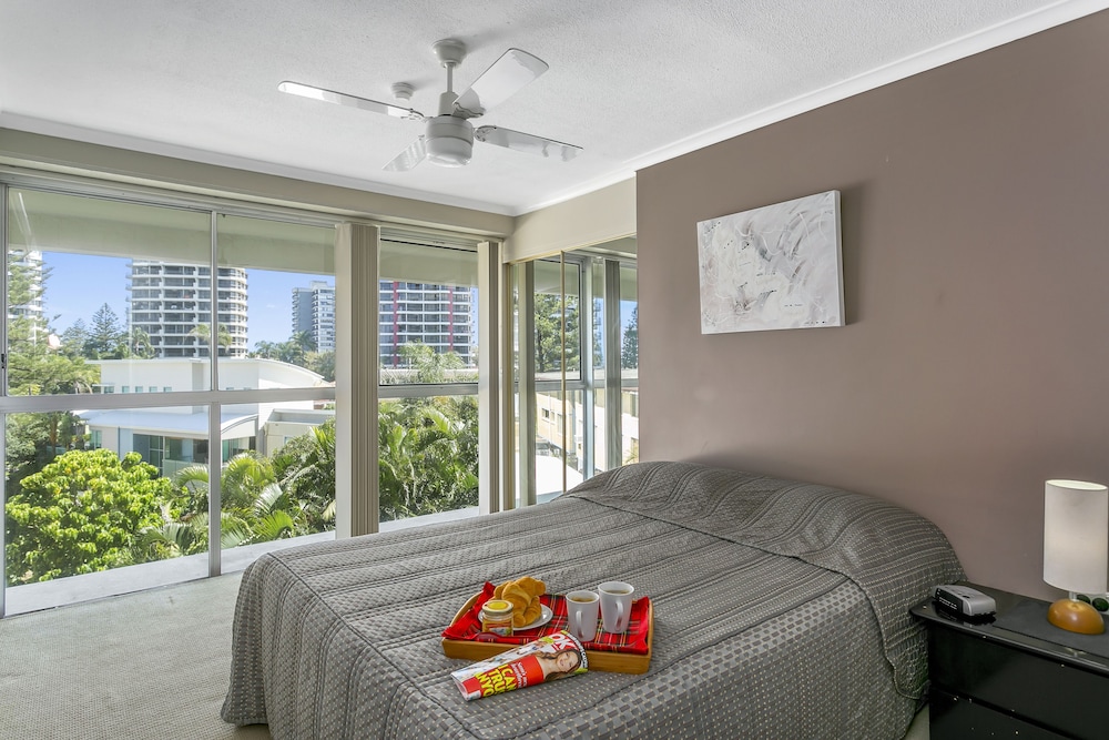 Surfers Beachside Holiday Apartments 16/35