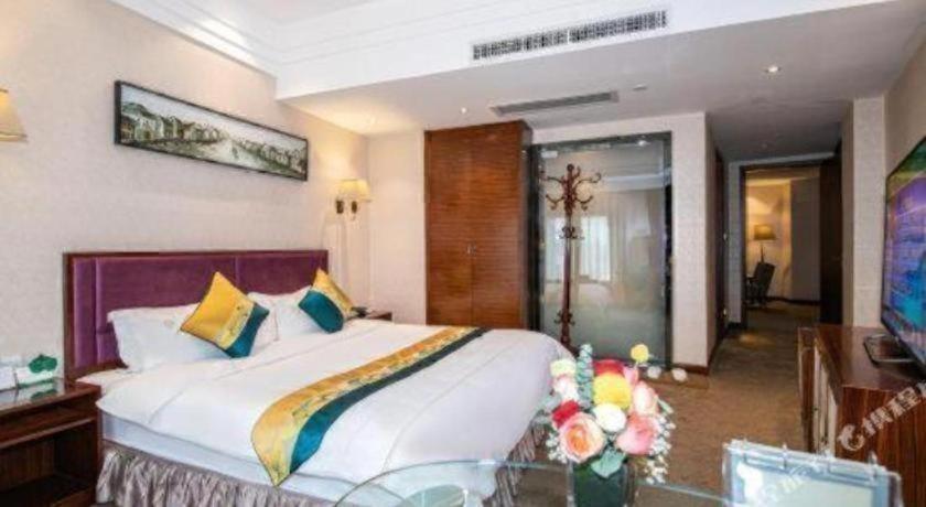 Foshan Emperor Hotel 10/69