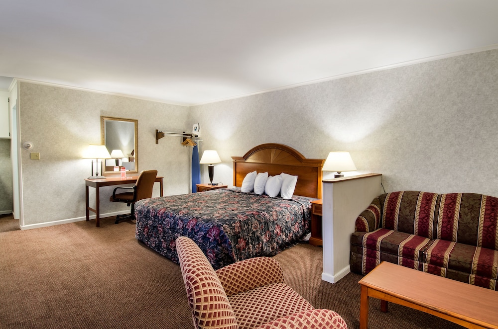 Econo Lodge Inn and Suites Northborough MA 7/22