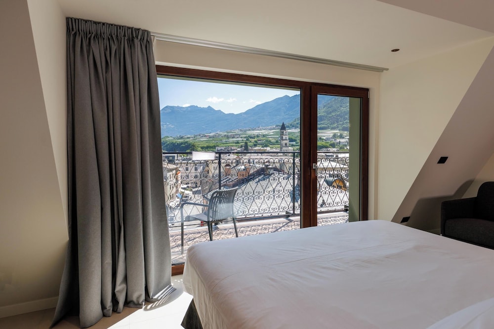 Deluxe, King Bed, Mountain Side, City View