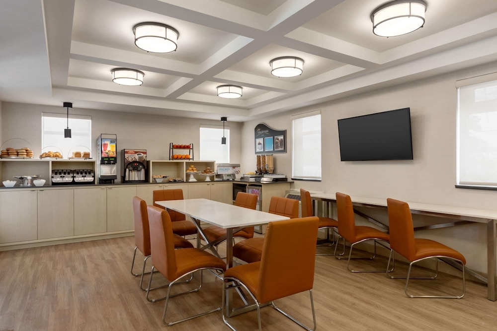 Days Inn By Wyndham Toronto West Mississauga 29/32