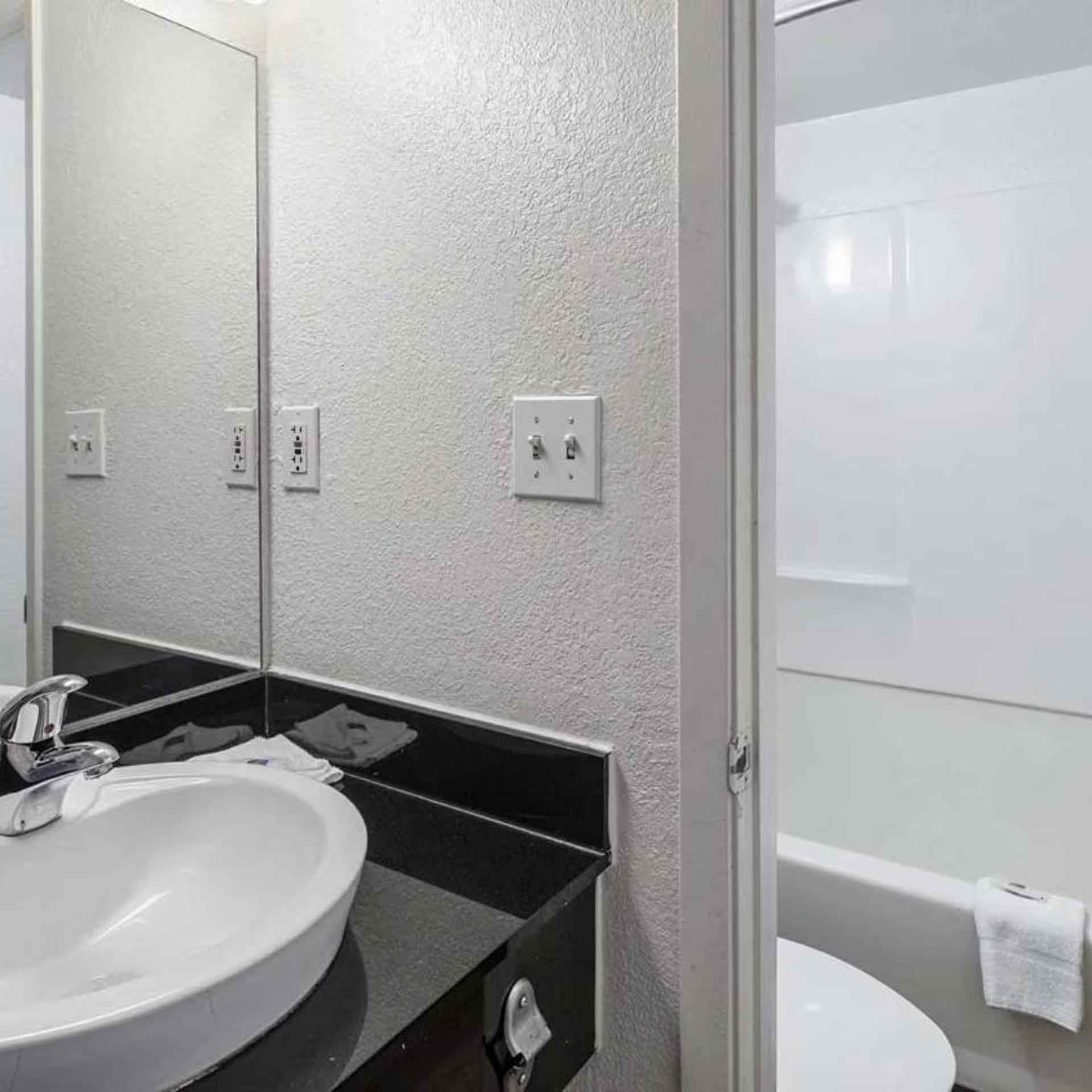 2 Queen Beds - Hearing Accessible, Non-Smoking, Motel6 Council Bluffs, IA - Omaha East 10/10