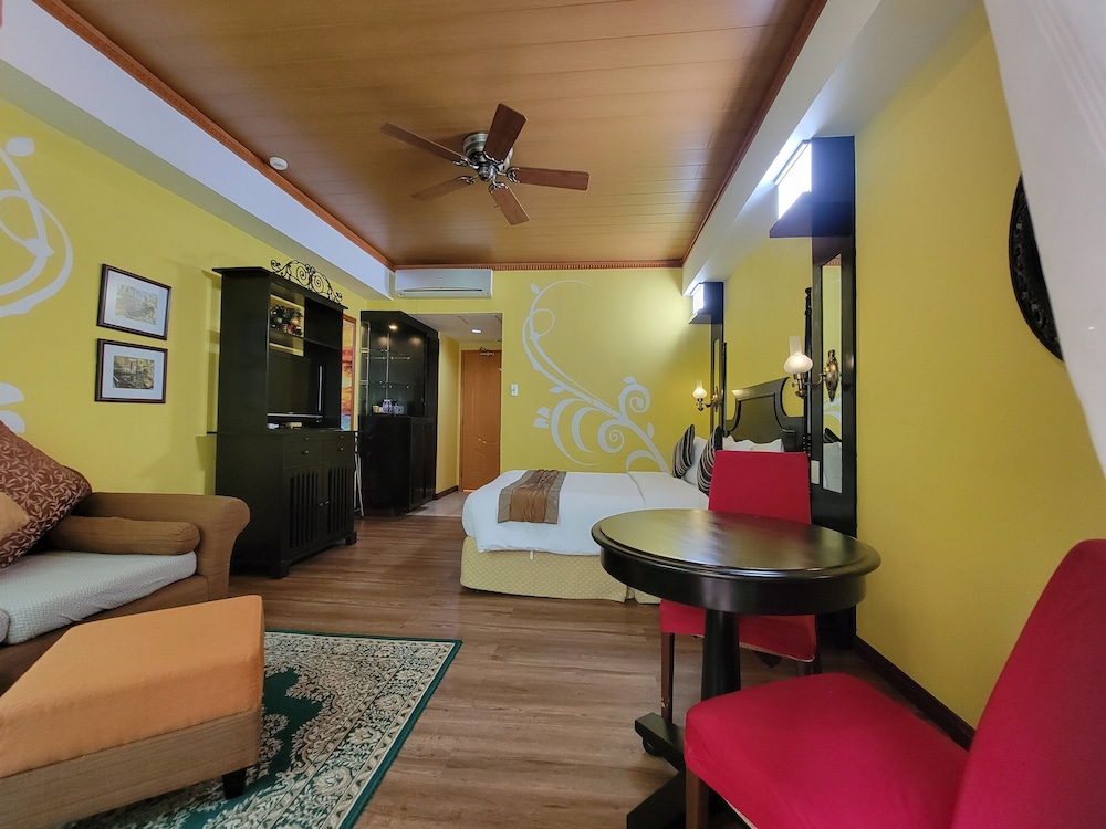 Lee Boutique Hotel 63/74