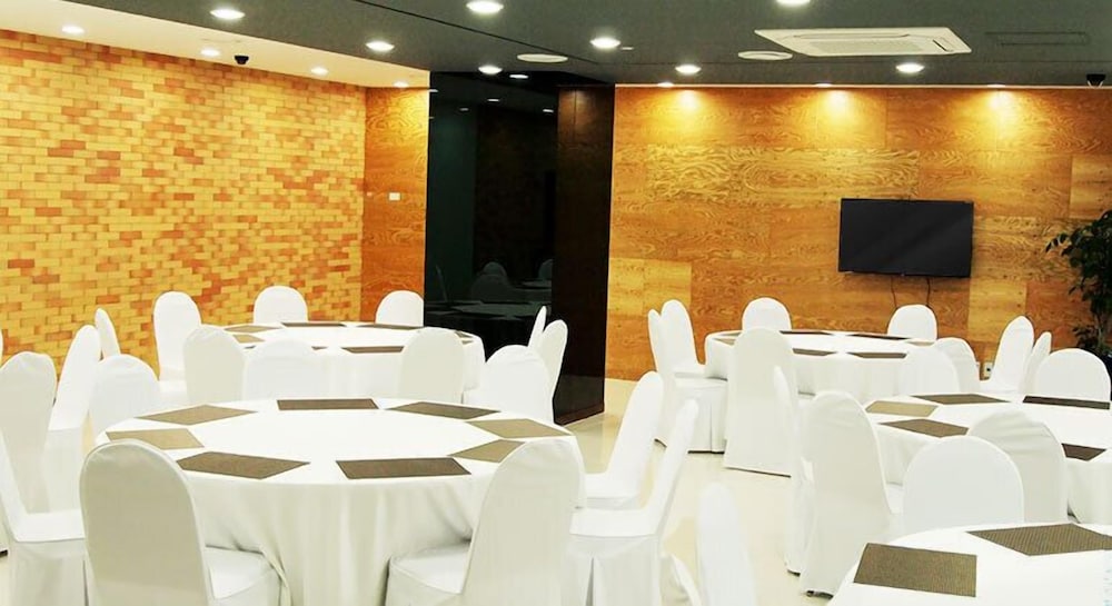 K Tourist Hotel 19/24
