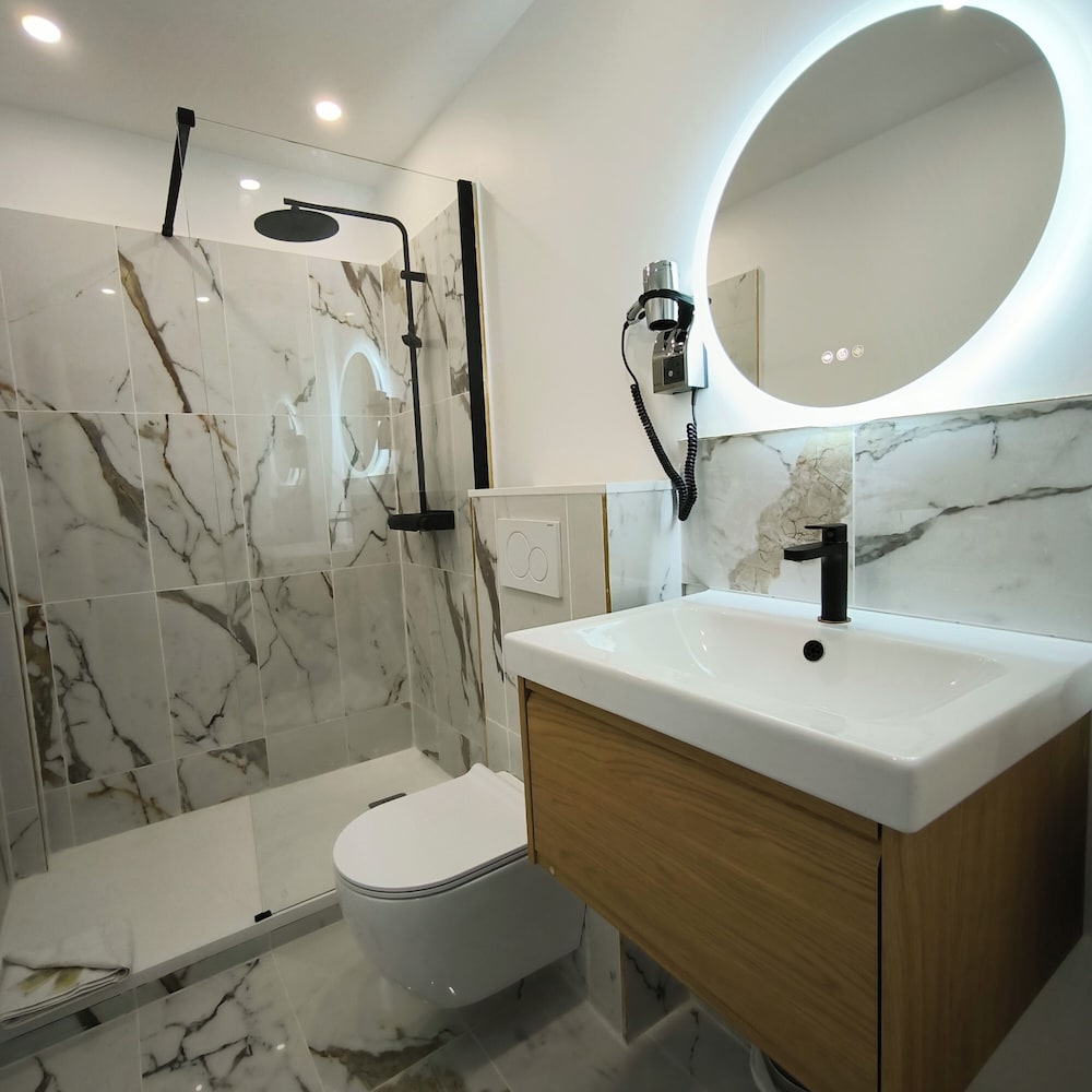 Hotel Le Twelve 49/50