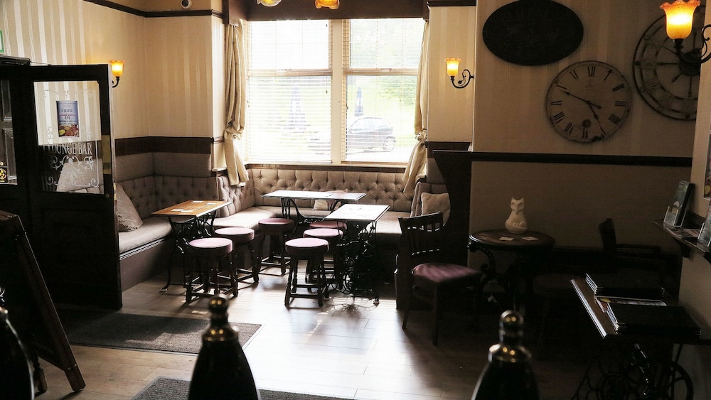 The Fox &amp; Hounds 20/30