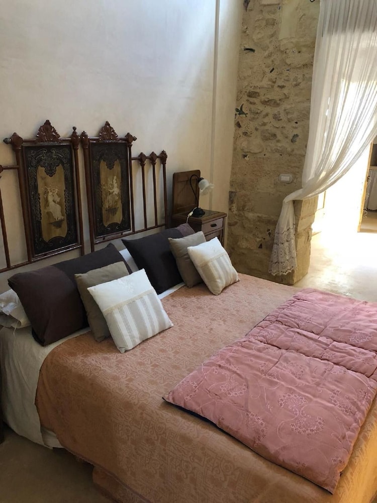 ROOM, TWIN BEDS