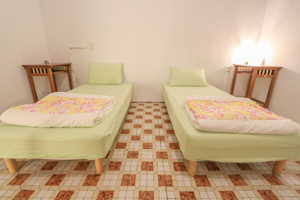 BASIC, TWIN BEDS, SHARED BATHROOM