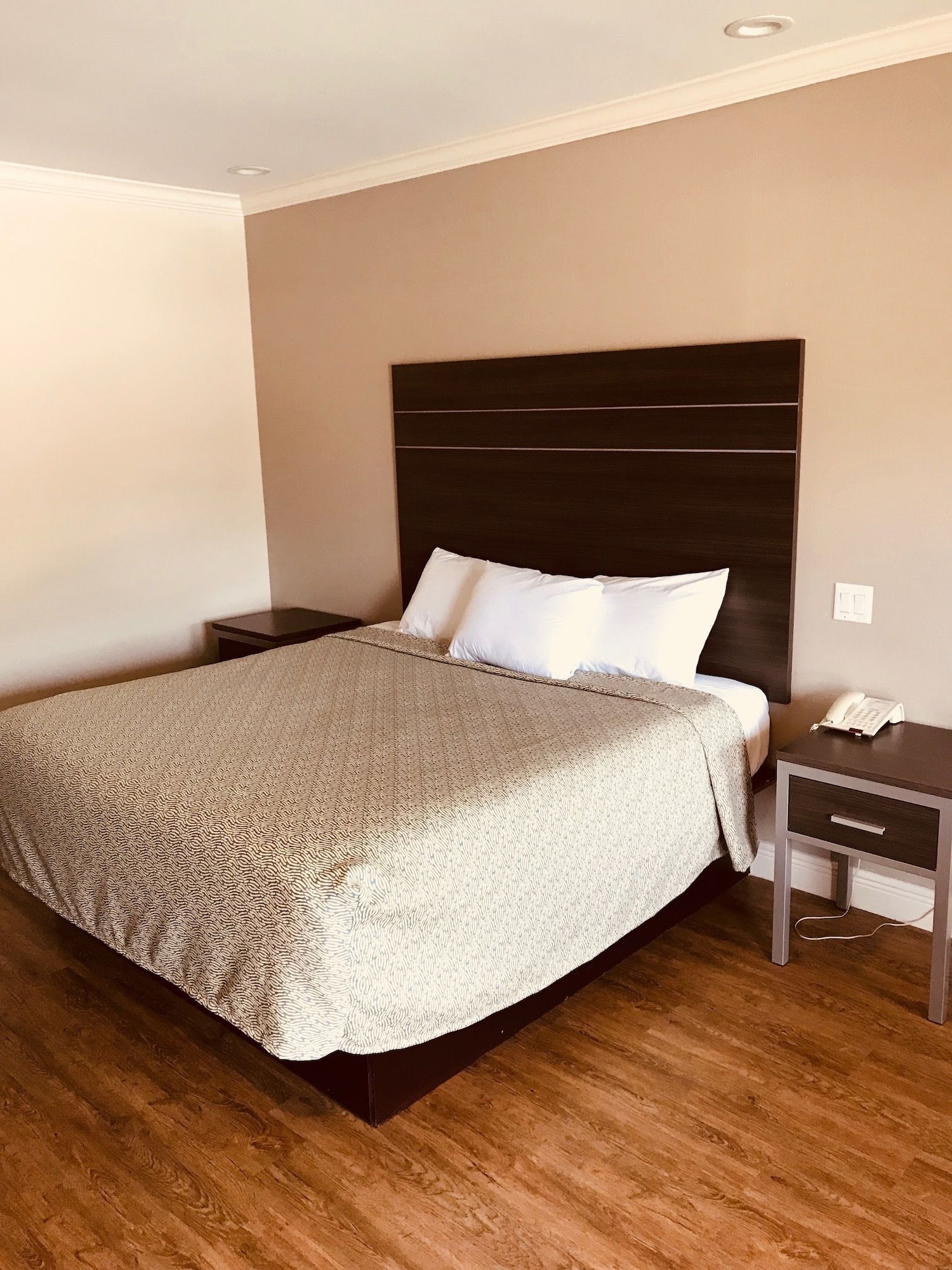GRAND, SUITE, KING BED, JETTED TUB
