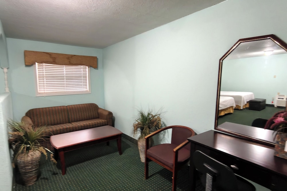 Sunset Lodge Elgin near US 290 by Hotel O 18/47