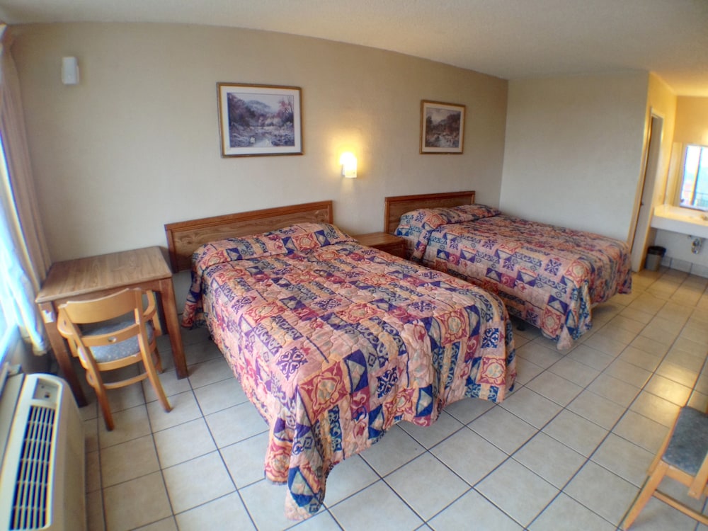 ECONOMY, 2 DOUBLE BEDS, SMOKING
