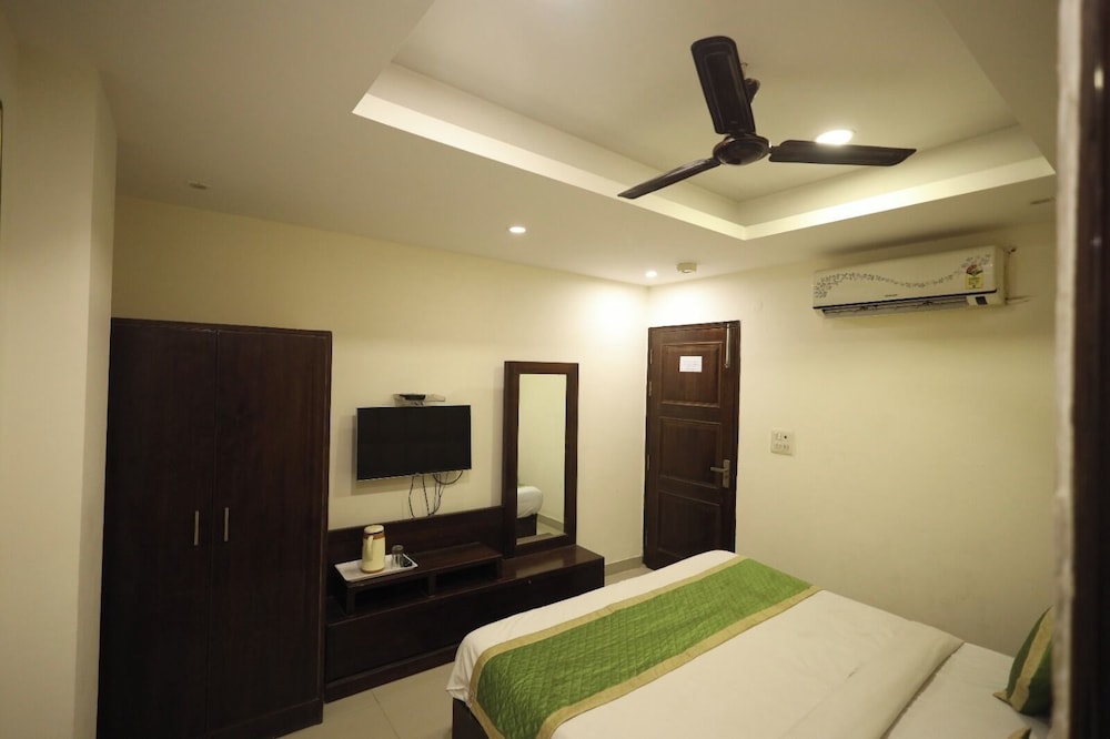 Hotel The Paramont Delhi 29/50